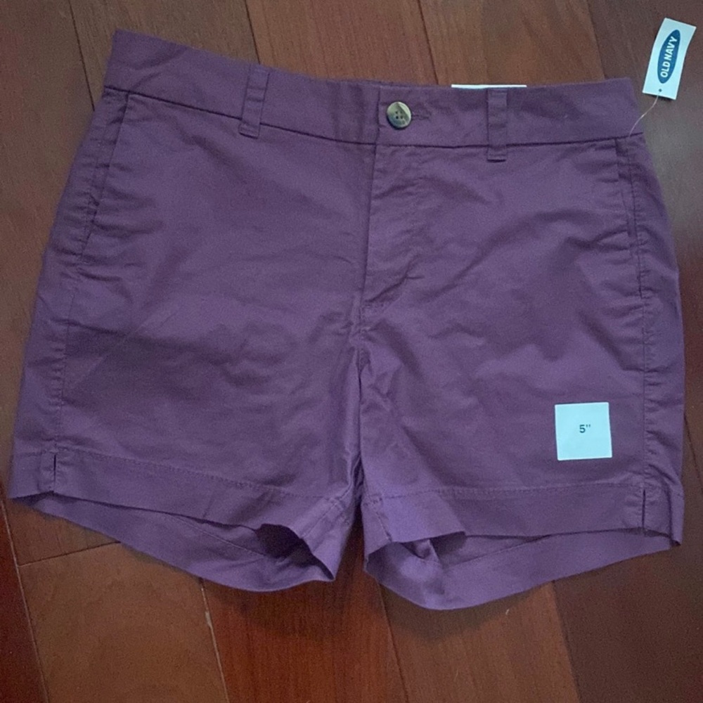 Old navy everyday shorts 
5 in
Plum 
Size 4